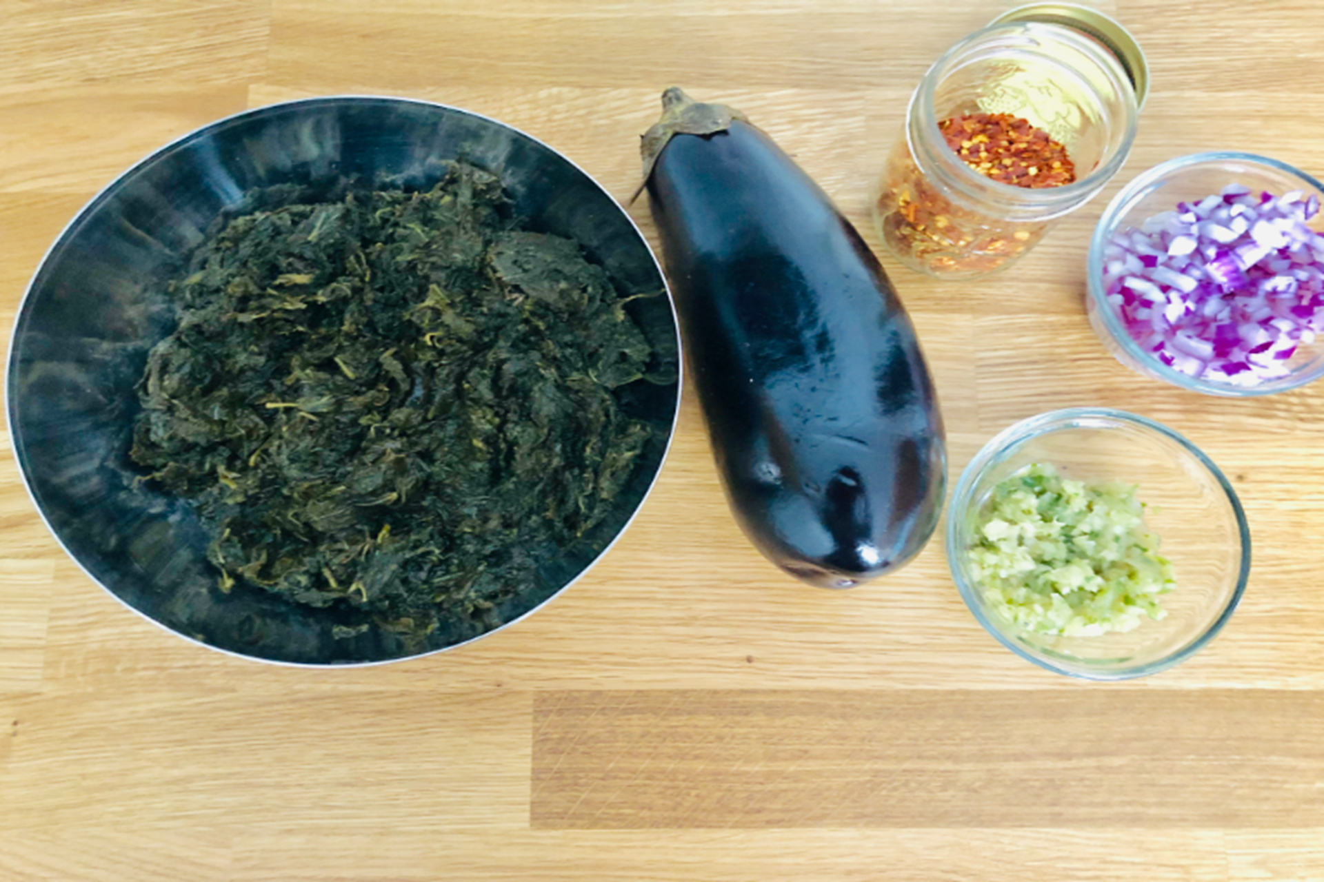 Ngai Ngai na basóló or roselle leaves with eggplant stew